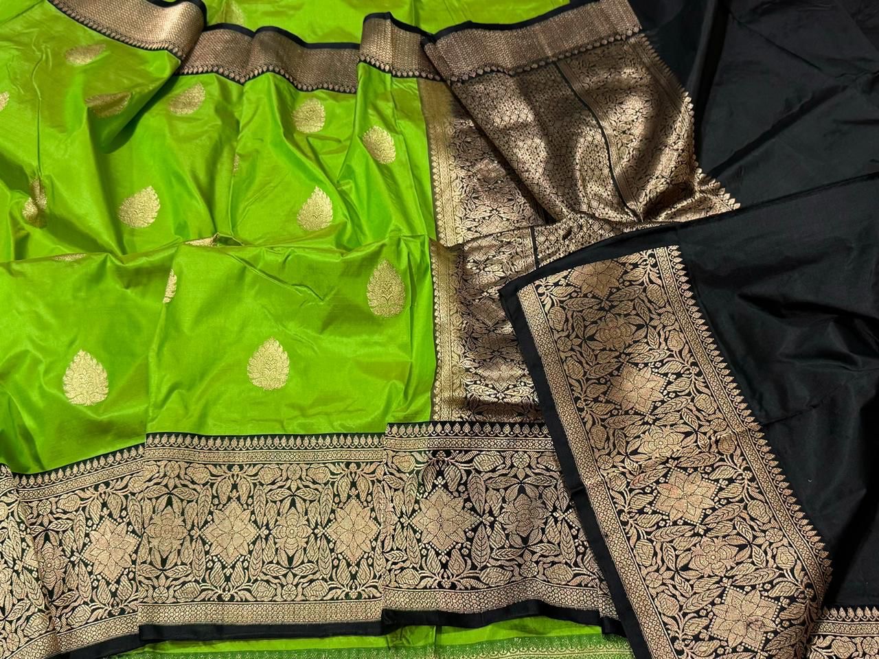 Pure Banarasi Kadhwa Katan Silk Saree Handloom Gold Zari Boota Design – Green And Black Color Contrast