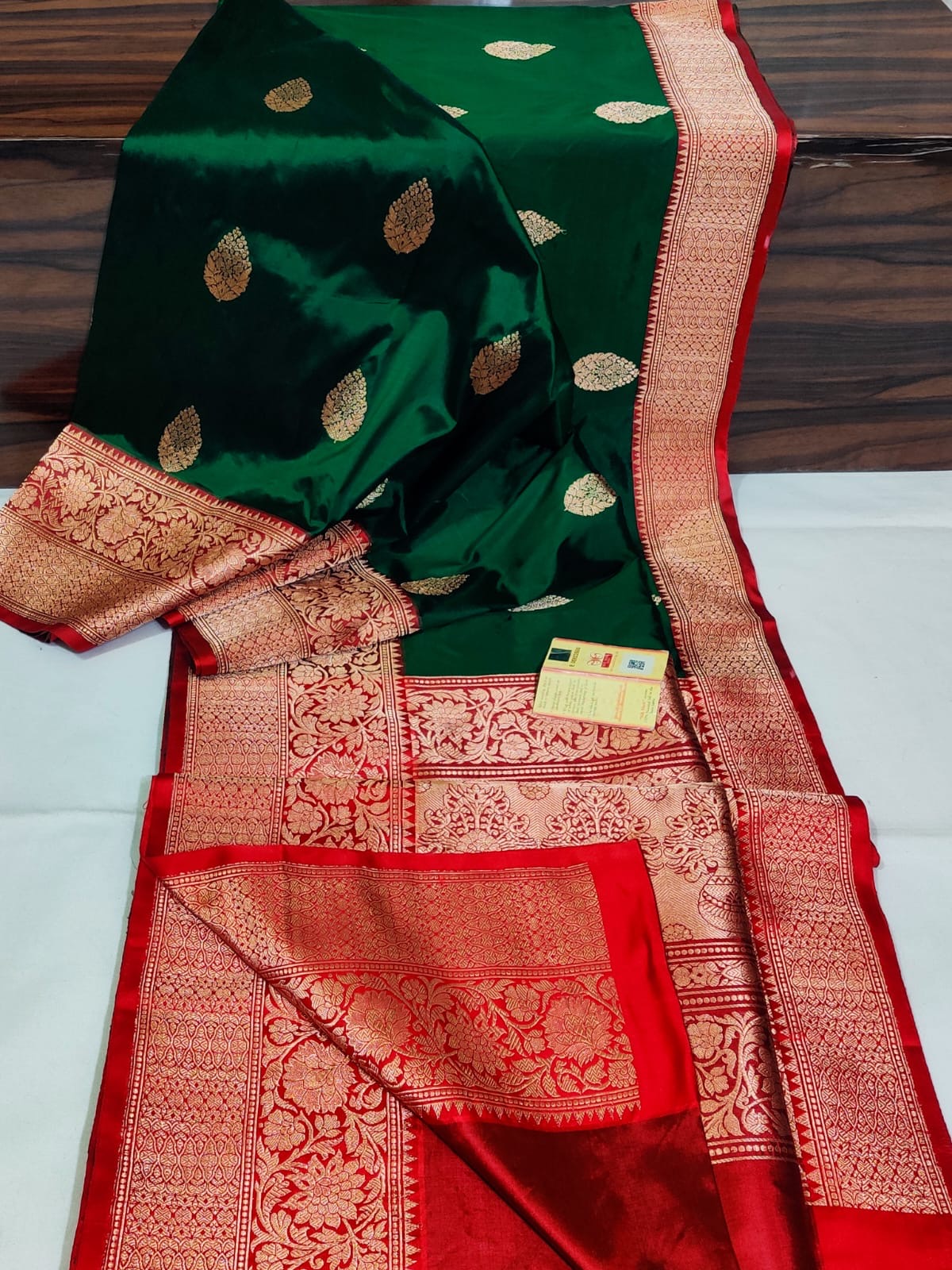 Pure Banarasi Kadhwa Katan Silk Saree Handloom Gold Zari Boota Design – Green And Red Color Contrast