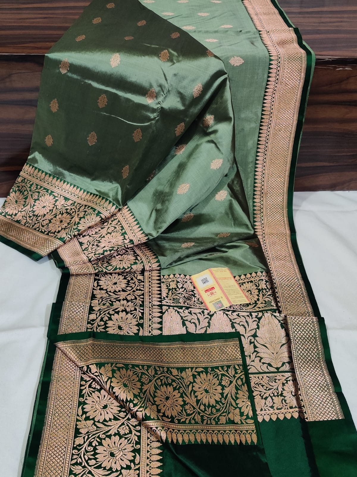 Pure Banarasi Kadhwa Katan Silk Saree Handloom Gold Zari Booti Design – Green And Dark Green Color Contrast