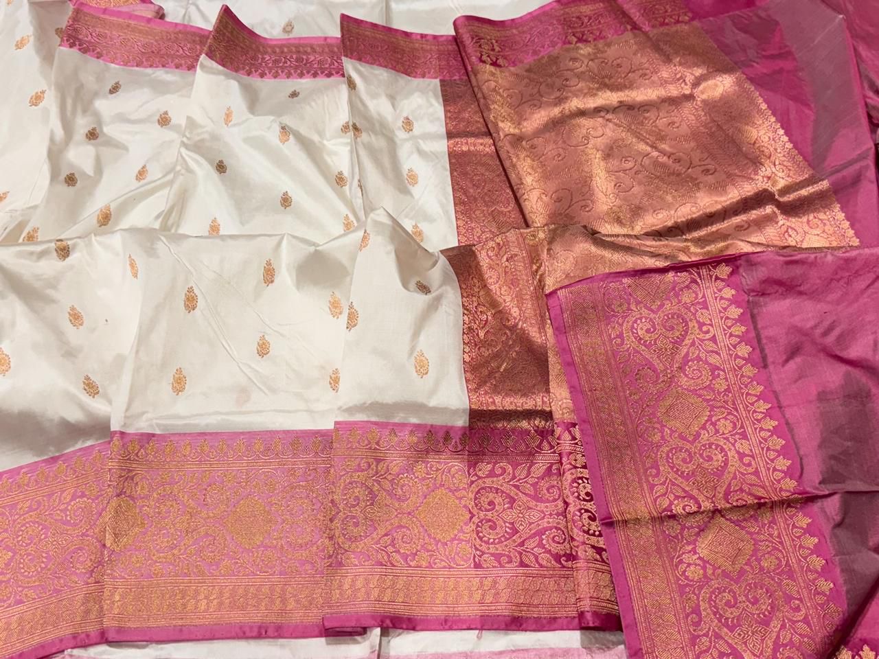 Pure Banarasi Kadhwa Katan Silk Saree Handloom Gold Zari Booti Design – White And Pink Color Contrast